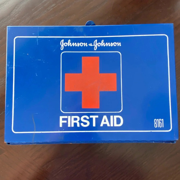 🖤 Vintage 1980s Johnson & Johnson Wall Mount Metal First Aid Kit #8161